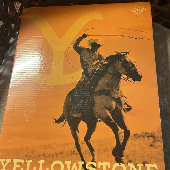New Yellow Stone Dutton On Ranch Mens Hoodie S In Gift Box NWT - Picture 3 of 3